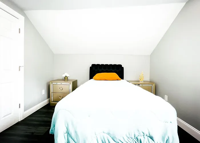 2 Homes, 1 Stay-7Br Niagara Falls Compound