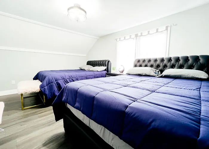 2 Homes, 1 Stay-7Br Niagara Falls Compound
