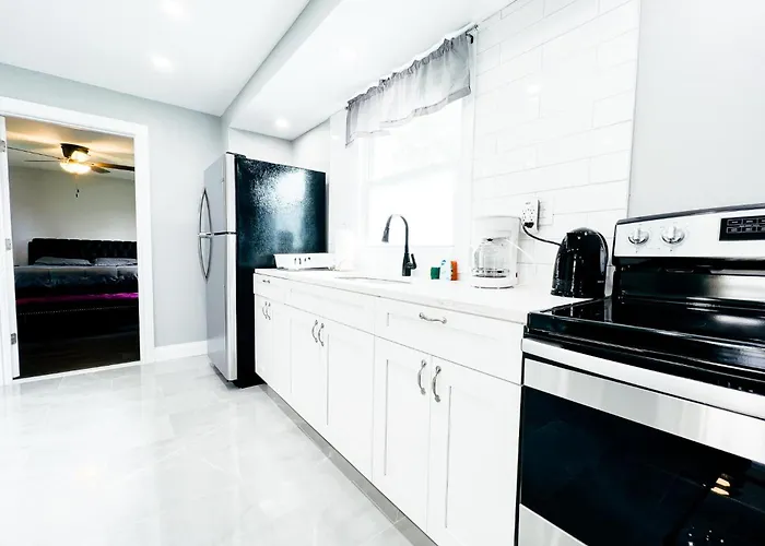 2 Homes, 1 Stay-7Br Niagara Falls Compound