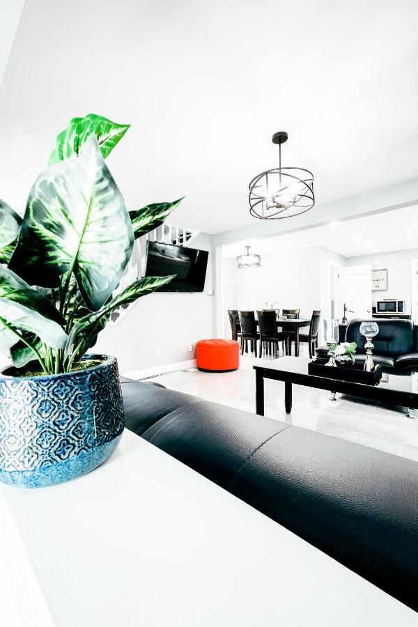 Holiday home 2 Homes, 1 Stay-7br Compound Niagara Falls