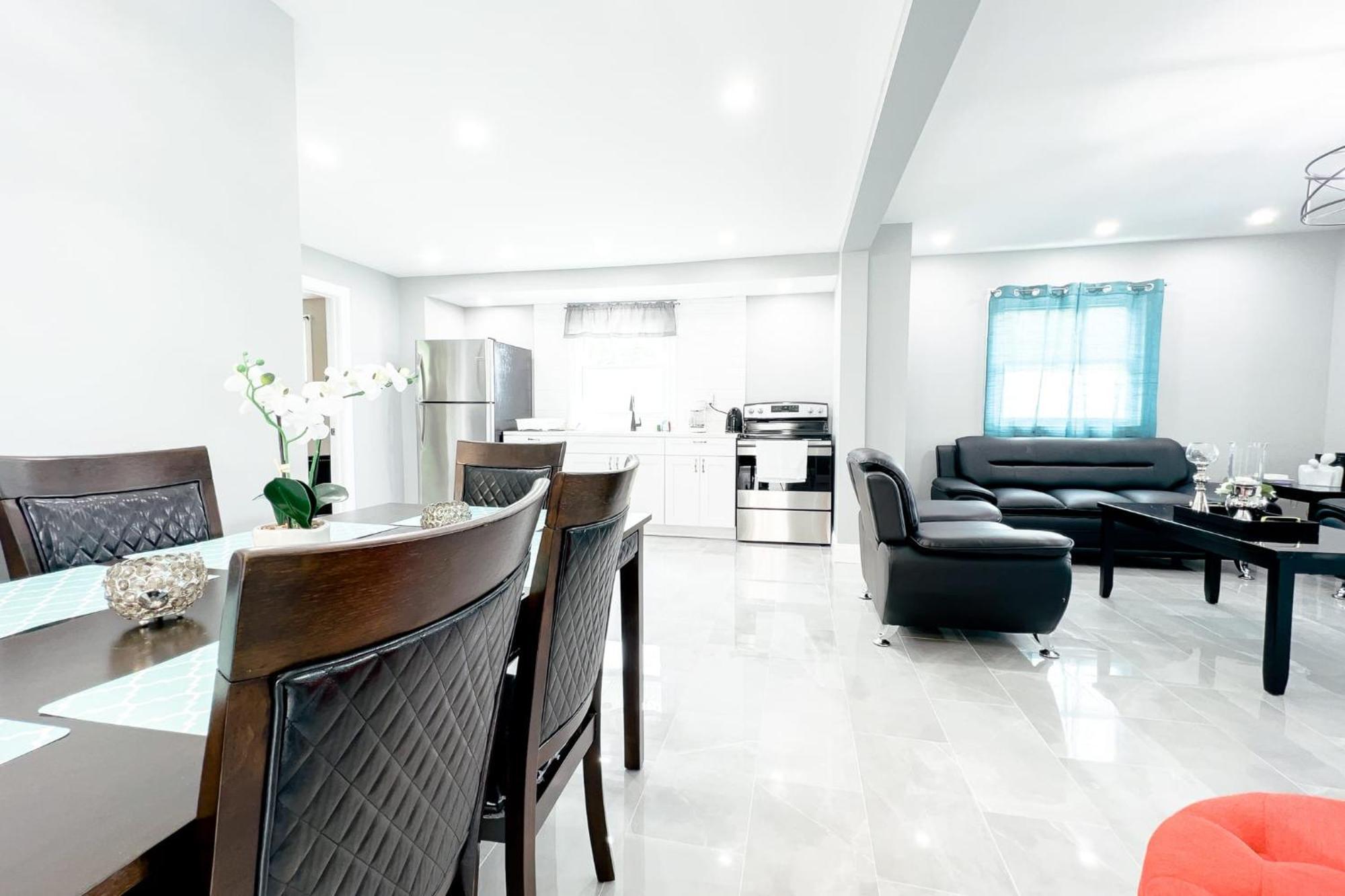 2 Homes, 1 Stay-7br Compound Holiday home *