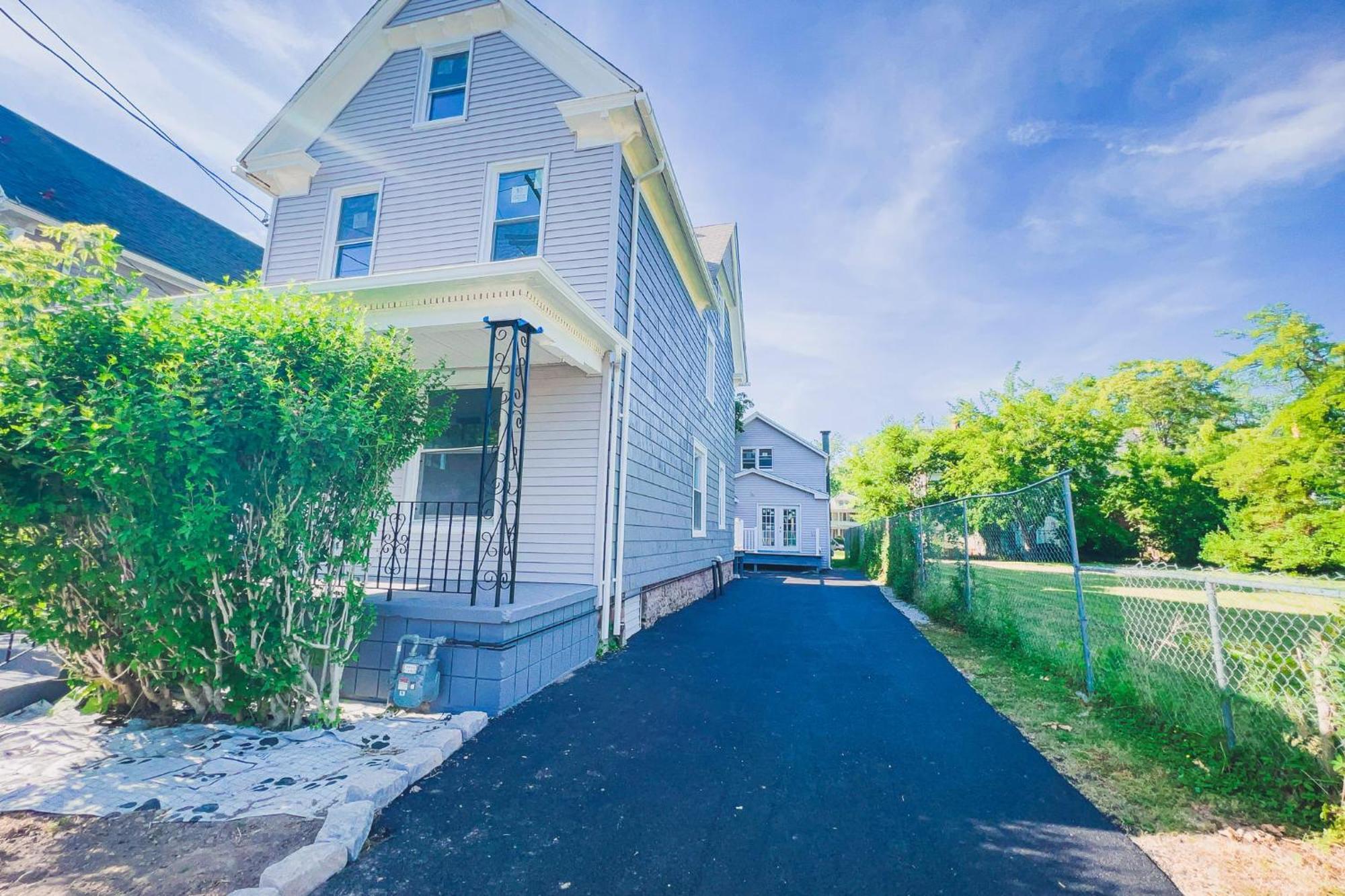 2 Homes, 1 Stay-7br Compound Niagara Falls