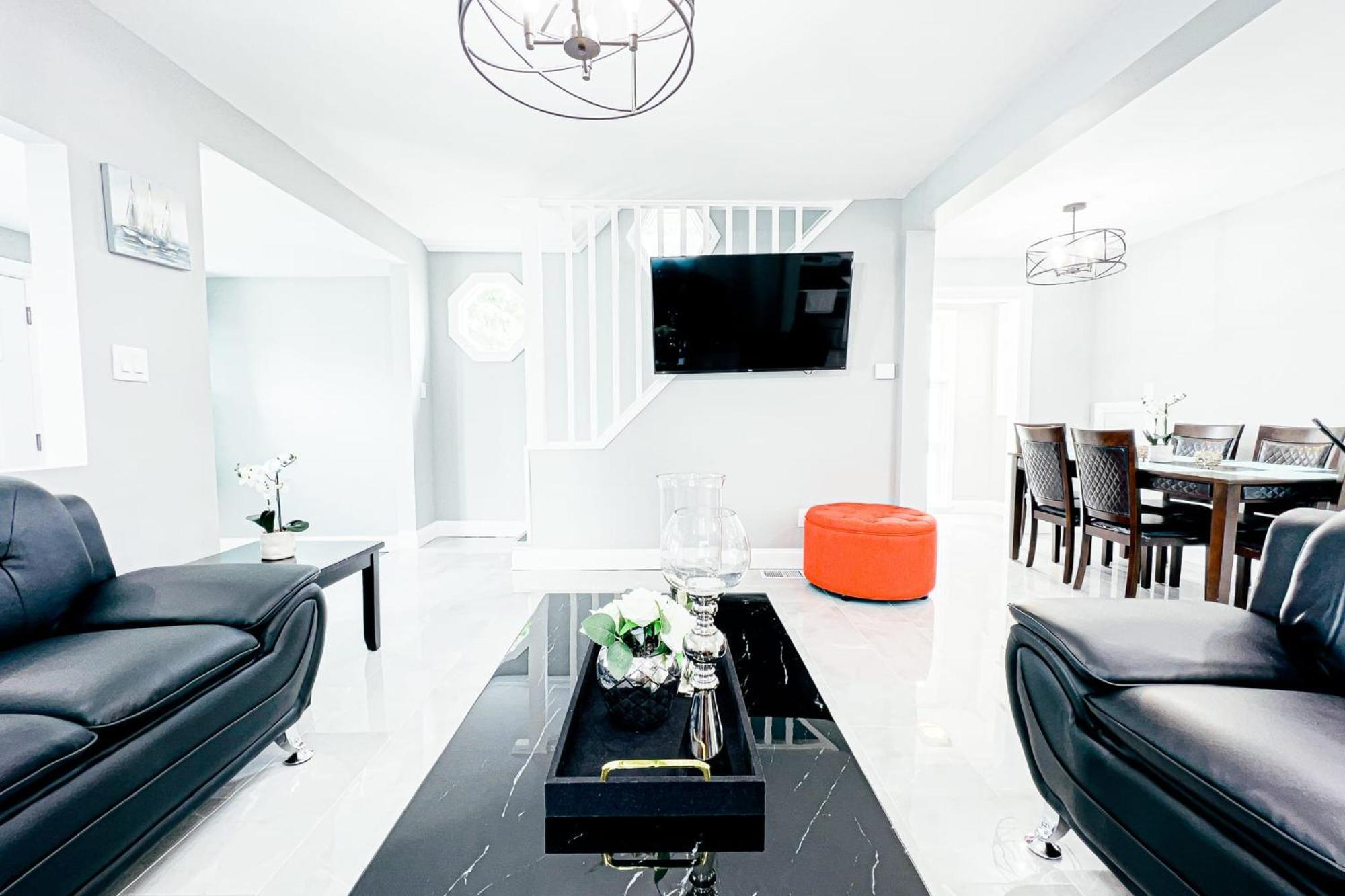 2 Homes, 1 Stay-7br Compound Holiday home Niagara Falls